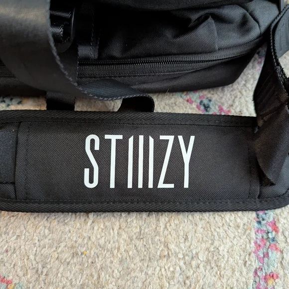 Stiiizy Smell Proof Duffle Bag - Picture 4 of 6